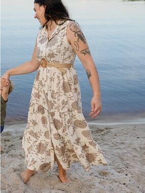 Sleeveless Floral Button-Front Tunic in Beige